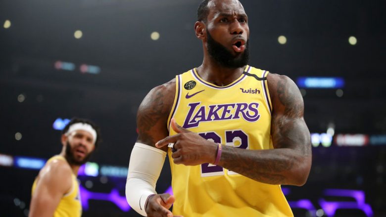 LeBron shkëlqen dhe Lakers marrin fitore të madhe ndaj Milwaukee Bucks – Rikthehen në Play-Off pas gjashtë viteve