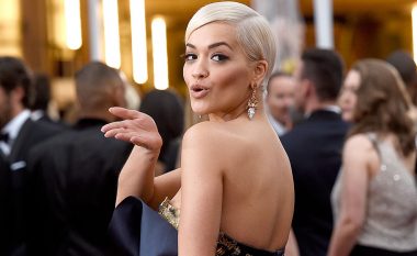 Rita Ora publikon fotografi dhe video nga pishina duke notuar vetëm