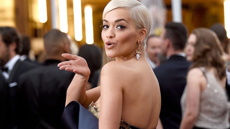 Rita Ora publikon fotografi dhe video nga pishina duke notuar vetëm