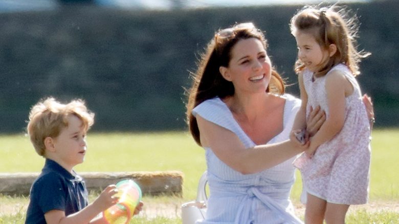 Kate Middleton ndan pamje të reja me George dhe Charlotte për të festuar ditën e nënës