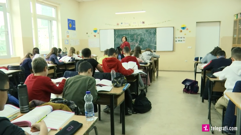 Rrëfen mësuesja që kishte përdorur vulën e Republikës së Kosovës në librezat e nxënësve, gjatë viteve të 90-ta