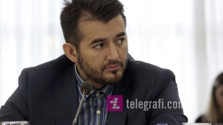 Ish-deputeti Tahiri ndanë pesë mijë euro për studentët