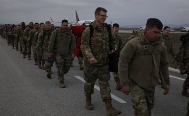 Fotografi që tregojnë zbarkimin e ushtarëve të rinj amerikanë, në dy ditët e fundit në Kosovë