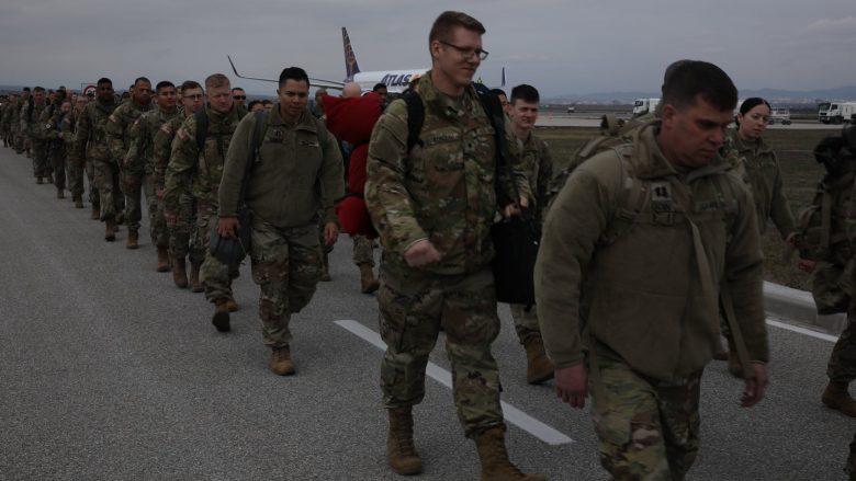 Fotografi që tregojnë zbarkimin e ushtarëve të rinj amerikanë, në dy ditët e fundit në Kosovë