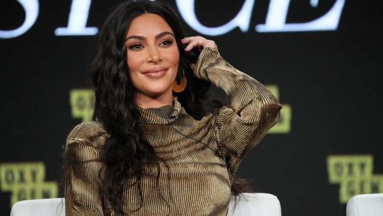Kim Kardashian rikthehet me pozat me bikini, publikon video duke xhiruar trupin