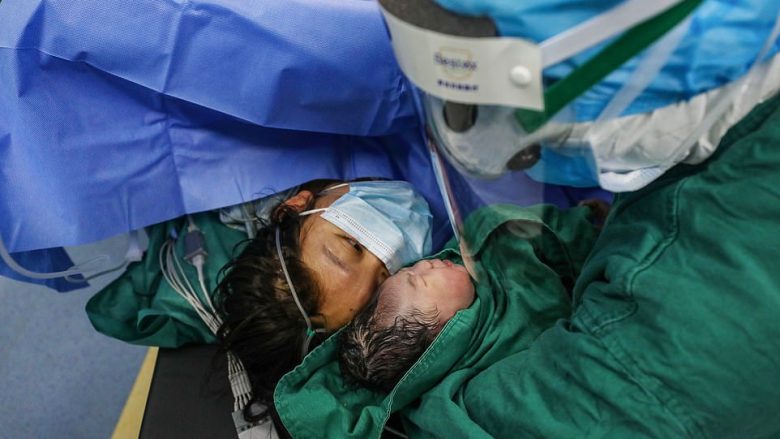 Mrekulli në mes të rrëmujës: Momenti prekës kur bebja e porsalindur takon të ëmën me maskë në fytyrë, që lindi me prerje cezariane në një spital të Wuhanit