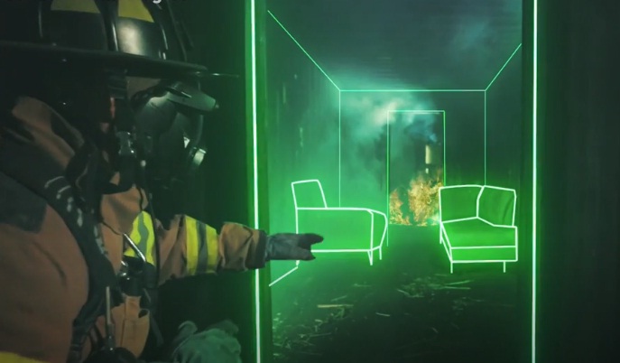 Nëpërmjet pajisjes me “realitet të zmadhuar”, zjarrfikësit mund të shohin edhe në tymin e dendur