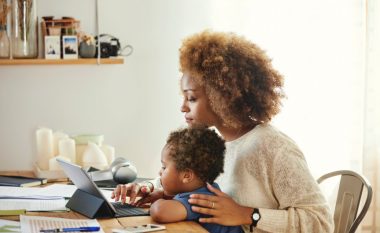 Këshilla për prindërit që punojnë nga shtëpia dhe duan të jenë produktivë