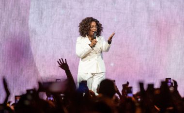 Oprah Winfrey rrëzohet në skenë derisa po fliste për baraspeshën