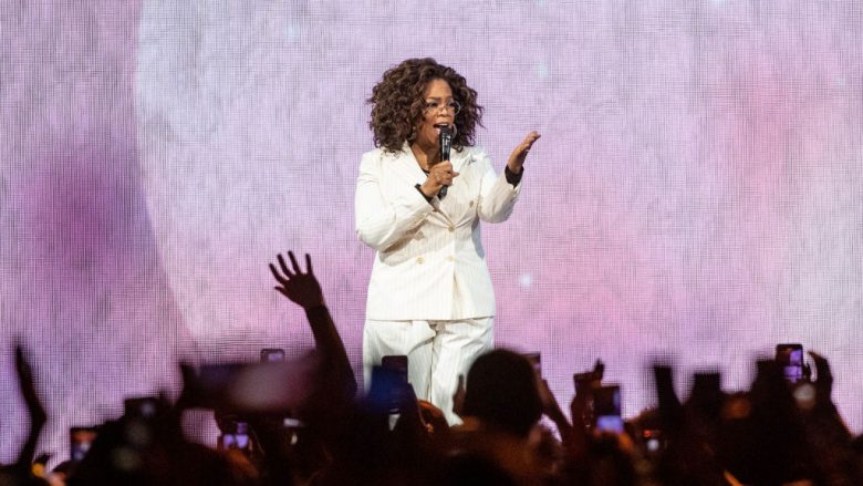 Oprah Winfrey rrëzohet në skenë derisa po fliste për baraspeshën