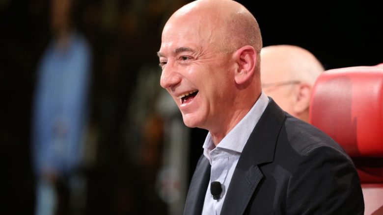 Jeff Bezos shiti 3,4 miliardë dollarë aksione të Amazon, pak para “kolapsit” nga coronavirusi
