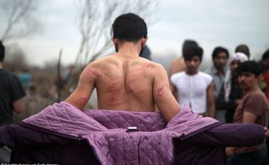Refugjatët që kanë hyrë nga Turqia në Greqi, forcat kufitare i rrahën dhe i zhveshën duke i detyruar të qëndrojnë në temperatura në ulëta
