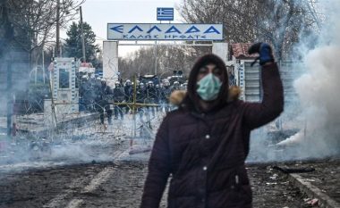Refugjatët transportohen falas deri në kufi me Greqinë, ku policia po i pret me gaz lotsjellës