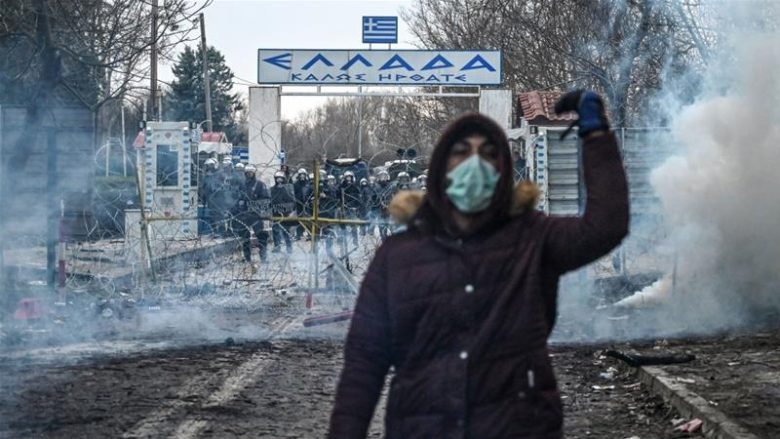 Refugjatët transportohen falas deri në kufi me Greqinë, ku policia po i pret me gaz lotsjellës