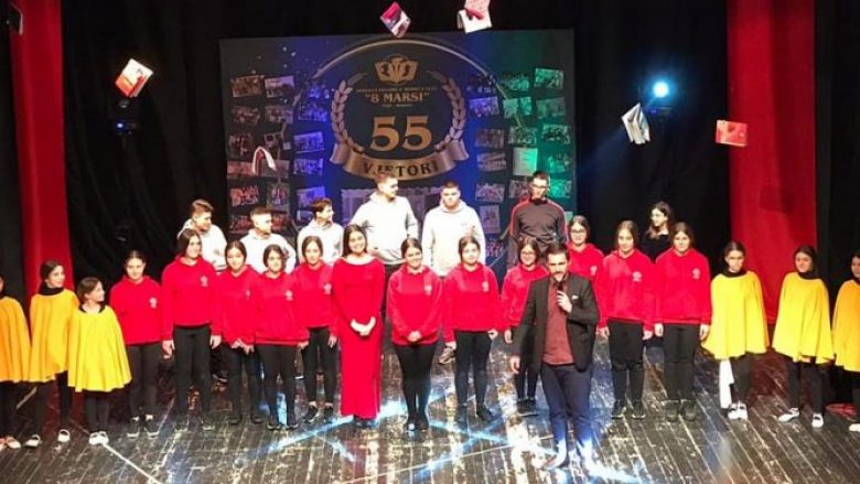 Në 55 vjetorin e themelimit të SHF “8 Marsi” në Pejë, shkollarët shfaqin program të mrekullueshëm