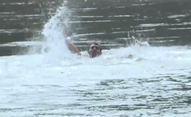 Emigrantët që duan të shkojnë në Greqi – pamjet se si e kalojnë lumin Maritsa duke notuar