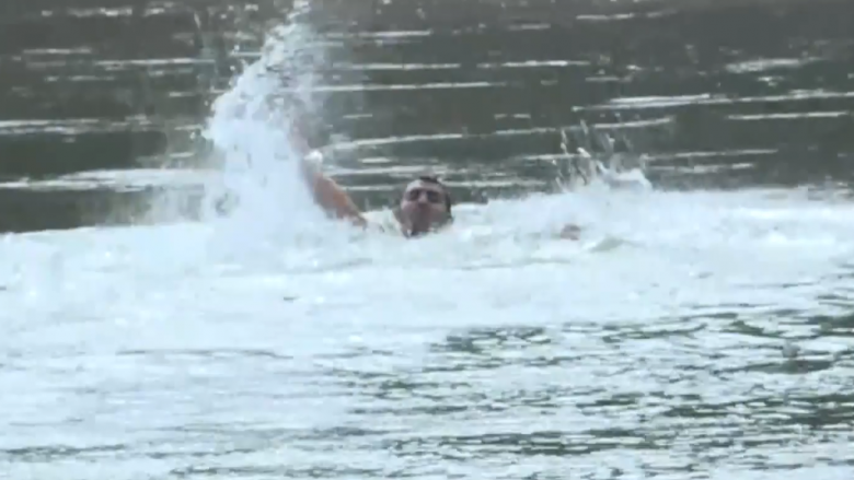 Emigrantët që duan të shkojnë në Greqi – pamjet se si e kalojnë lumin Maritsa duke notuar