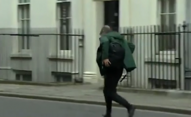 Këshilltari i kryeministrit britanik filmohet duke vrapuar, pasi shefi i tij doli pozitiv në testin për coronavirus