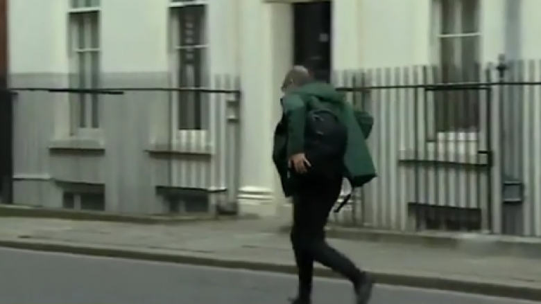 Këshilltari i kryeministrit britanik filmohet duke vrapuar, pasi shefi i tij doli pozitiv në testin për coronavirus