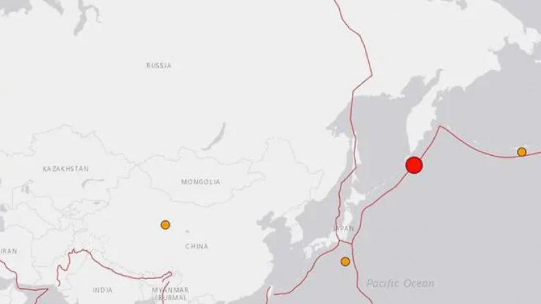 Një tërmet i fuqishëm godet Lindjen e Largët të Rusisë, ndez alarmin për cunami – pamje që tregojnë panikun e banorëve