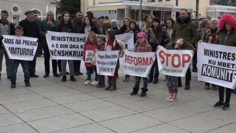 Banorët e fshatit Busavatë protestuan para Qeverisë, kundërshtojnë mbylljen e shkollës