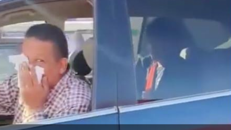 Taksisti egjiptian e largon pasagjerin aziatik nga vetura e tij, nga frika se është i prekur me coronavirus
