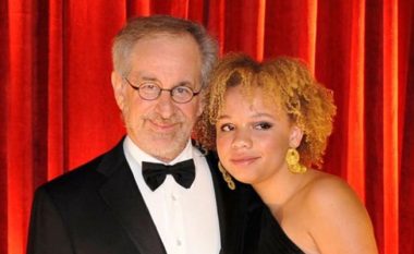 Vajza e regjisorit Steven Spielberg, Mikaela arrestohet për dhunë në familje