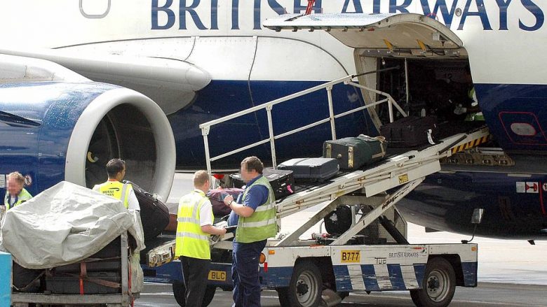 Udhëtarët në frikë pasi dy bartës të valixheve në aeroportin e Londrës u diagnostikuan me coronavirus