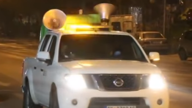 Komuna e Çairit me automjet me megafon ju bën apel qytetarëve të qëndrojnë në shtëpi