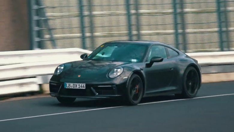Vetura që testohej në pistë, besohet të jetë Porsche 911 Carrera GTS që pritet të lansohet së shpejti