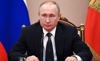 Vladimir Putin e ka nënshkruar një ligj që ia mundësojë të qëndrojë në pozitë deri në vitin 2036, pasi kaloi në parlament me vetëm një votë kundër