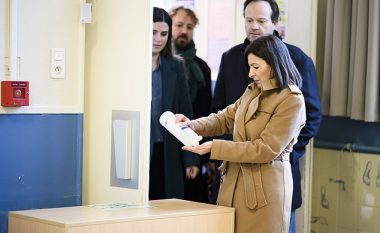 Votuesit francezë po i pastrojnë duart me dezinfektues që të parandalojnë përhapjen e coronavirusit, para se të hedhin votën për zgjedhjet komunale