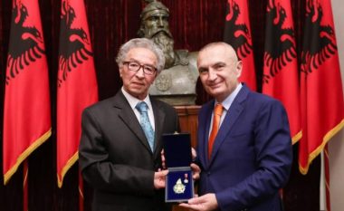 Xhevahir Spahiu merr me dekoratën “Gjergj Kastriot Skënderbeu”