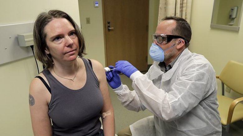 “Ndihem mirë”: Nëna e dy fëmijëve bëhet personi i parë që injektohet me vaksinën eksperimentale kundër coronavirusit