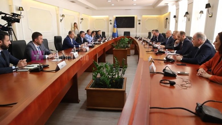 Nis takimi i Haradinajt me përfaqësuesit e partive politike  