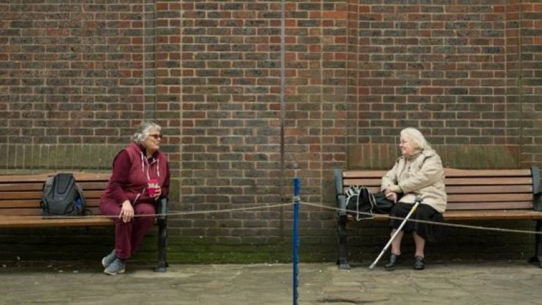 Paralajmërohen britanikët: Shkaku i coronavirusit, distanca mund të jetë e nevojshme për ‘pjesën më të madhe të vitit’