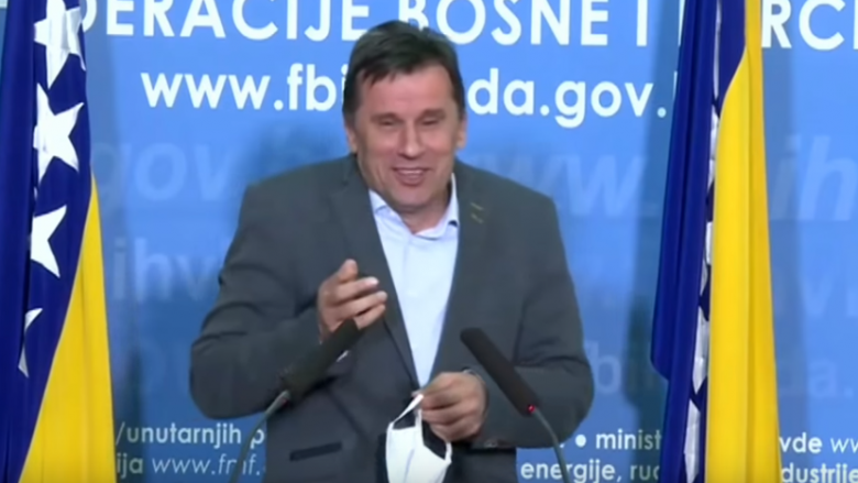 Fadil Novaliq në qendër të vëmendjes – kryeministri i Bosnjës nuk di ta vendosë maskën