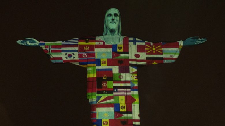 Statuja e Krishtit në Brazil ndriçohet me flamujt e vendeve të prekura nga coronavirusi