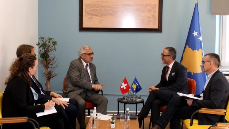 Vitia dhe ambasadori zviceran flasin për projektet e bashkëpunimit në shëndetësi