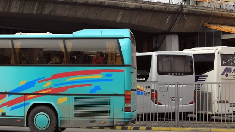 Stacionet e autobusëve të stërmbushur në Shkup dhe Tetovë, vazhdon emigrimi
