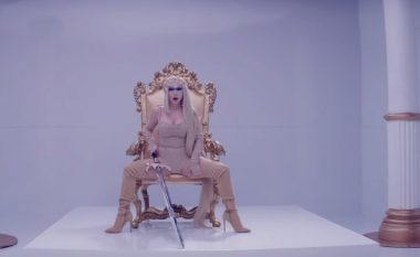 Ava Max publikon klipin e ri “Kings and Queens”, vjen me performancë atraktive për fansat