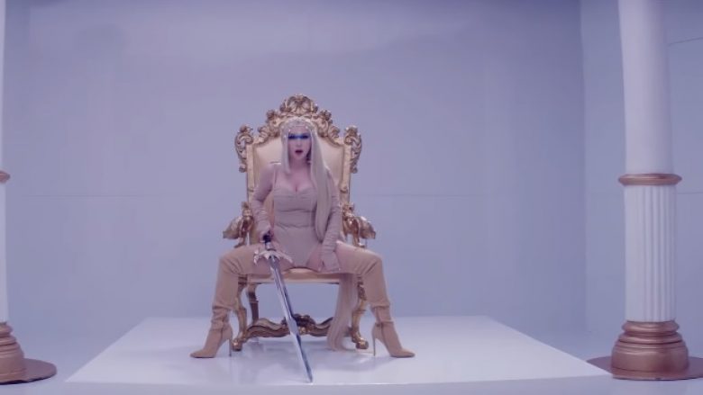 Ava Max publikon klipin e ri “Kings and Queens”, vjen me performancë atraktive për fansat