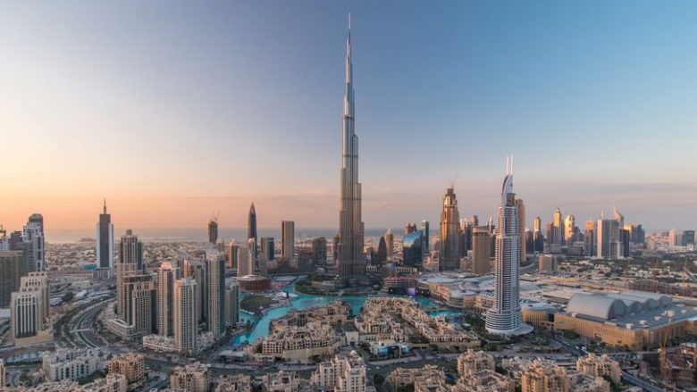 Duhen rreth tre muaj për të pastruar të gjitha dritaret e saj: Shtatë fakte rreth Burj Khalifa, ndërtesës më të lartë në botë