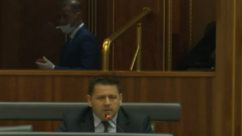 Haradinaj ndez cigaren brenda sallës së Kuvendit