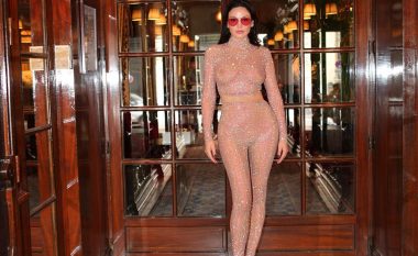 Bleona me veshje transparente rrëmben vëmendjen në Javën e Modës në Paris