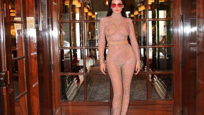 Bleona me veshje transparente rrëmben vëmendjen në Javën e Modës në Paris