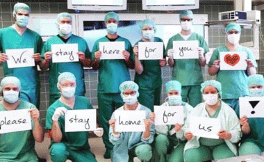 Mjekët në të gjithë botën: Ne qëndruam në punë për ju, ju qëndroni në shtëpi për ne!