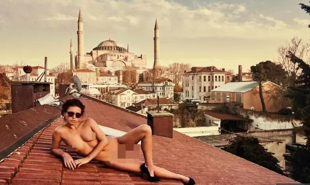 Turqia lëshon fletë-arrest për modelen e “Playboy”, Marisa Papen e cila  pozoi nudo para xhamisë