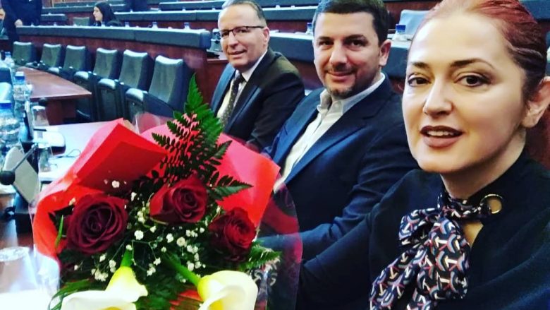 Ditëlindja e parë në Kuvend, Eliza Hoxha befasohet me lule nga kolegët e saj deputetë