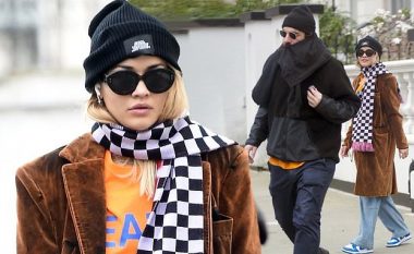 Nuk qëndron e vetë-izoluar në shtëpi, Rita Ora fotografohet me stil të veçantë gjersa shëtitet rrugëve të Londrës